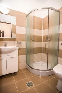 un baño con ducha y lavabo en Vila KM 0, en Neptun