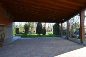 un patio vuoto con tetto in legno di Camere Scandellara 24 a Bologna