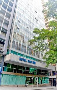 a hotel building with a sign on the front of it at Hotel Dan Inn Express Porto Alegre - 200 metros do Complexo Hospitalar Santa Casa e UFRGS in Porto Alegre