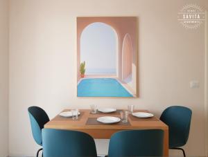 une salle à manger avec une table et des chaises bleues dans l'établissement Gjiri i Lalzit - Savita Apartments - Kompleksi Turistik Lura 3, à Mullini i Danit