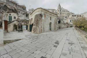 una calle vacía en un viejo edificio de piedra en Pietragialla en Matera