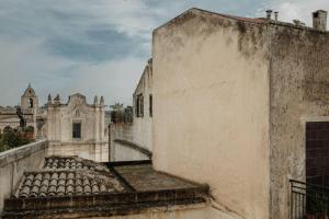 een uitzicht vanaf het balkon van een oud gebouw bij Pietragialla in Matera