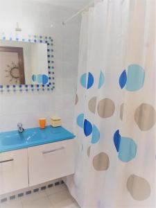 baño con cortina de ducha blanca y lavamanos azul en HABITACIONES CON WC PROPIO, COCINA COMPARTIDA Sopela LBI217, en Sopelana