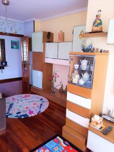 a room with a kitchen and a living room at HABITACIONES CON WC PROPIO, COCINA COMPARTIDA Sopela LBI217 in Sopelana