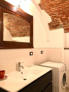 La salle de bains est pourvue d'un lavabo et d'un lave-linge. dans l'établissement San Rocco apartment, à Levanto