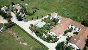 una vista aérea de una casa con piscina en Terre de Boheme, en Vestric-et-Candiac