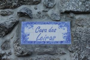 a sign that says casa doslezlez is on the rocks at Casa das Leiras in Vieira do Minho