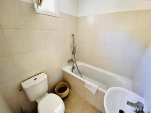 uma casa de banho com um WC, um lavatório e uma banheira em Propriété Malva appartement bergamotta em Alata