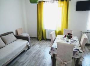 a living room with a table and a couch at Apartman Hortensie in Palit