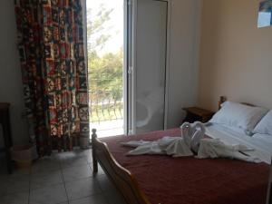A bed or beds in a room at Akropolis studios