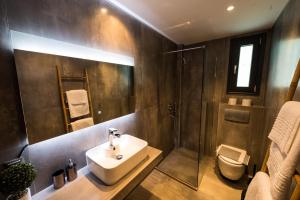 een badkamer met een wastafel, een douche en een toilet bij Villa Sunset Albatross in Nea Potidaea