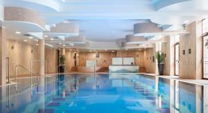 una piscina in un hotel con pareti in legno e soffitto di The Kingsley Hotel a Cork