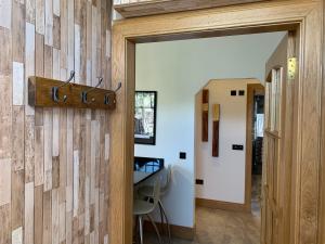 un pasillo de una casa con una pared de madera en 8 The Loan en Lauder