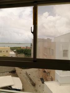 馬公市的住宿－情定海豚灣民宿，从建筑的窗户欣赏美景