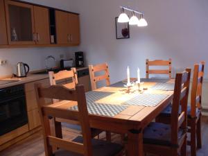 - une cuisine avec une table en bois et des bougies dans l'établissement Ferienwohnung Monima, à Bergen auf Rügen