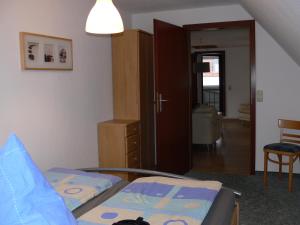 1 dormitorio con 1 cama, vestidor y pasillo en Ferienwohnung Monima en Bergen auf Rügen