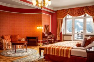 pokój hotelowy z łóżkiem i kanapą w obiekcie Spa Hotel Imperial w Karlowych Warach