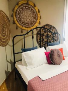 Un dormitorio con una cama con almohadas. en Be My Guest en Kavala