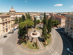 una vista aérea de una ciudad con una fuente y árboles en B&B Domus Quiritum, en Roma