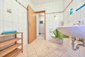ein Bad mit einem Waschbecken und einem WC in der Unterkunft Haus Strandoase 23 in Bansin