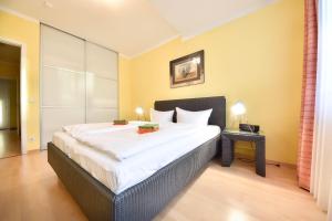 sypialnia z dużym łóżkiem w pokoju w obiekcie Villa Darja Wohnung 9 w mieście Heringsdorf
