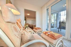 - un salon avec trois chaises et un canapé dans l'établissement Villa Darja Wohnung 2, à Heringsdorf