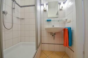 ein Badezimmer mit Waschbecken und Dusche in der Unterkunft (14b) Villa Emmy 02 in Heringsdorf