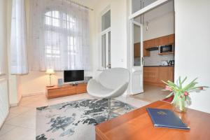 ein Wohnzimmer mit einem Tisch und einem Stuhl. in der Unterkunft (14b) Villa Emmy 02 in Heringsdorf