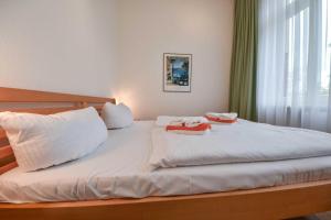 ein Schlafzimmer mit einem Bett mit zwei Handtüchern darauf in der Unterkunft (14b) Villa Emmy 02 in Heringsdorf