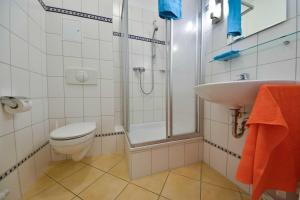 ein Badezimmer mit Dusche, Toilette und Waschbecken in der Unterkunft (14b) Villa Emmy 02 in Heringsdorf + 5 Fotos