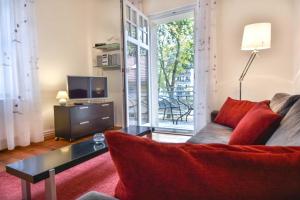 ein Wohnzimmer mit einem Sofa und einem TV in der Unterkunft (14c) Villa Emmy 03 in Heringsdorf