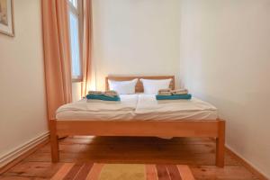 ein Schlafzimmer mit einem Bett mit zwei Handtüchern darauf in der Unterkunft (14c) Villa Emmy 03 in Heringsdorf