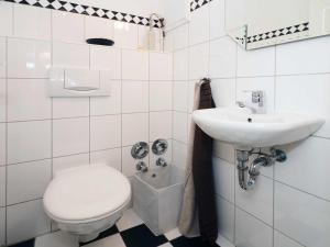 ヘリングスドルフにあるVilla Lucie Else 01の白いバスルーム(トイレ、シンク付)