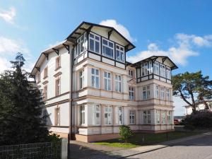 a large white building with a lot of windows at Villa Vineta Wohnung 206 in Ahlbeck