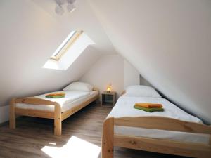 Duas camas num quarto com um sótão em Ferienhaus Birgit em Korswandt