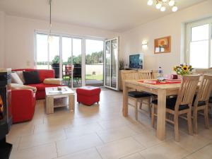 科斯旺德特的住宿－Ferienhaus Birgit，客厅配有红色的沙发和桌子
