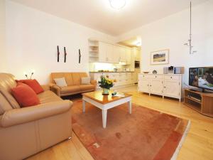 sala de estar con sofá y mesa de centro en Haus Meerblick Wohnung 7, en Ahlbeck