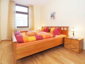 1 dormitorio con cama grande de madera y ventana en Haus Meerblick Wohnung 7, en Ahlbeck