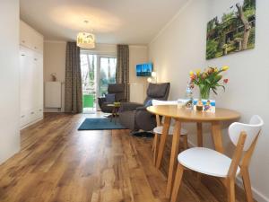 een woonkamer met een tafel en een eetkamer bij Villa Strandperle 17 in Bansin