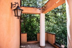 a porch with a street light and a column at Vila Smarald Apartments in Neptun