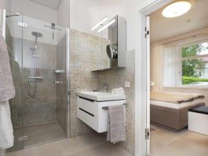 Un baño con ducha, lavabo e inodoro. en Ferienhaus Kleines Palais, en Heringsdorf 13 fotos más