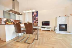 eine Küche und ein Wohnzimmer mit einem Tisch und Stühlen in der Unterkunft (49a) Penthouse Maxi in Heringsdorf