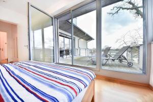 ein Schlafzimmer mit einem Bett und einem großen Fenster in der Unterkunft (49a) Penthouse Maxi in Heringsdorf