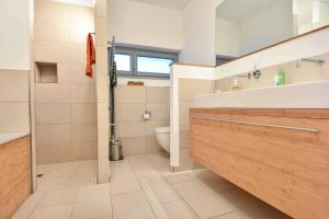 ein Badezimmer mit Toilette, Waschbecken und Dusche in der Unterkunft (49a) Penthouse Maxi in Heringsdorf + 6 Fotos