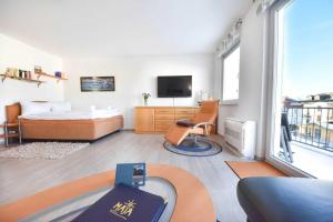 een woonkamer met een bed en een televisie bij Appartement Goethe 10 in Ahlbeck