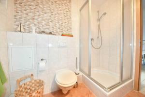アールベックにあるAppartement Goethe 2の白いバスルーム(シャワー、トイレ付)
