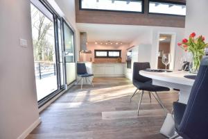 Il comprend une cuisine et un salon avec une table et des chaises. dans l'établissement Haus Seven Seas - Wohnung Atlantik, à Heringsdorf