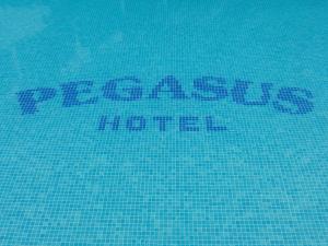 una piscina con las palabras recuperayahoahoahoahoahoahoahoahoahoysical en Pegasus Hotel, en Chaniotis
