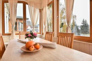 een eettafel met een fruitschaal erop bij Villa Lamora 03 in Heringsdorf