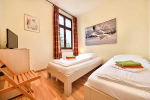 1 Schlafzimmer mit 2 Einzelbetten und einem Fenster in der Unterkunft Villa Lamora 04 in Heringsdorf